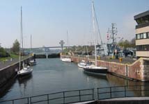 Sammanlagt sex fritidsbåtar slussar i Kiel.